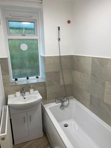 LUXURY 3 BED FLAT for 8 people close to Chelsea Stadium 5 min from the main station photo 34
