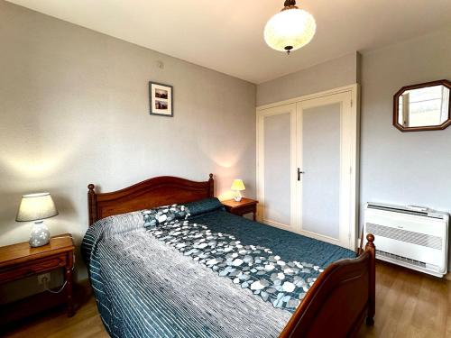 CassagneにあるGîte les Foysの青い掛け布団が敷かれたベッドのある寝室