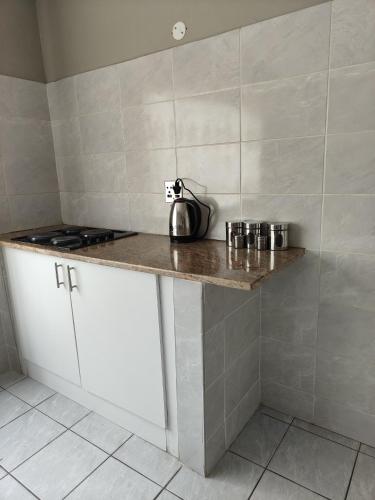 eine Küche mit einer Theke und einem Wasserkocher in der Unterkunft Tranquil Leisure in Midrand