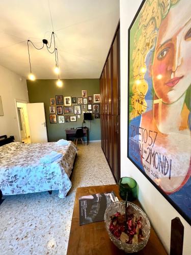 テルニにあるAlloggio Primaveraのベッドルーム1室(ベッド1台付)、フルーツボウル1杯(テーブル上)