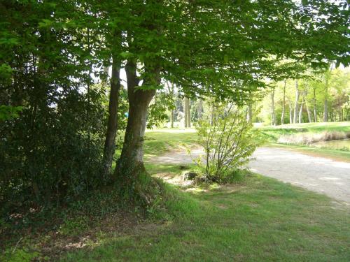 Taman di luar L'Oisette