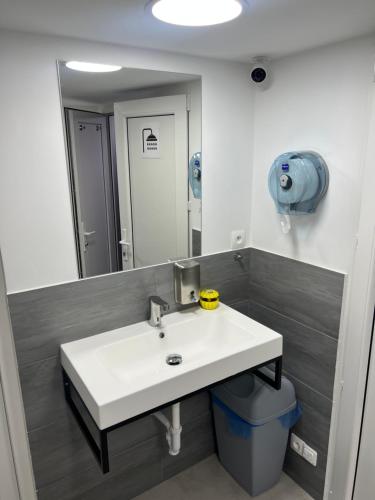 un baño con lavabo y espejo en Hostel Centrum Katowice, en Katowice