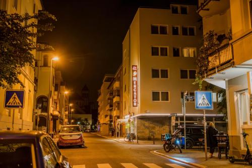 a city street at night with cars and buildings at City Hotel Mercator in Frankfurt/Main