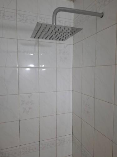 a white tiled shower with a light above it at Céntrico Amplio Luminoso in Rosario