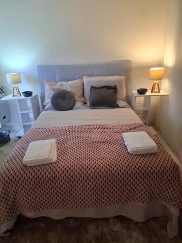 a bedroom with a large bed with two towels on it at Céntrico Amplio Luminoso in Rosario