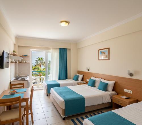 een hotelkamer met twee bedden en een bureau bij Summerlife Apart Hotel in Antalya