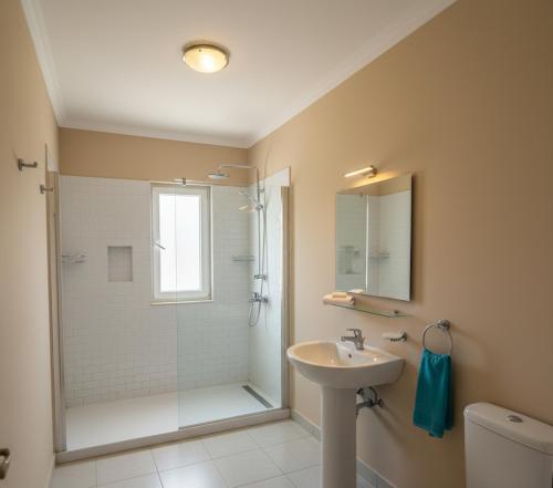 een badkamer met douche en wastafel bij Summerlife Apart Hotel in Antalya