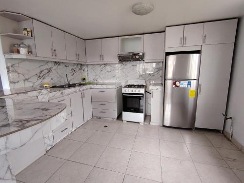 Kuchyň nebo kuchyňský kout v ubytování Departamento en zona residencial cerca del centro