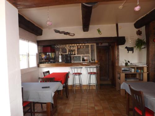 Restoran või mõni muu söögikoht majutusasutuses Hotel Le Cormier 9