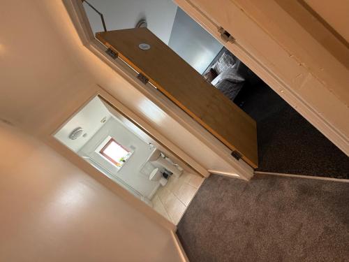una vista aérea de un baño en una casa pequeña en Spacious Luxury Homes, en Elswick