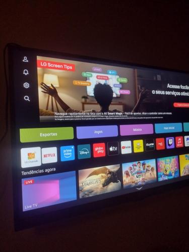 una pantalla de televisión con un videojuego. en Chalé cabana da mata, en Bombinhas