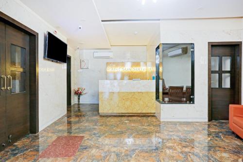 ムンバイにあるCollection O Vertigo Suiteの待合室のあるホテルのロビー