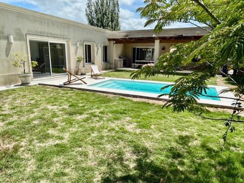 サン・グレゴリオ・デ・ポランコにあるSpectacular house in a private neighborhoodの家の裏庭にあるプール