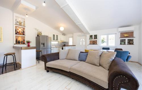 a living room with a couch and a kitchen at Stunning Home In Trogir in Prapatnica