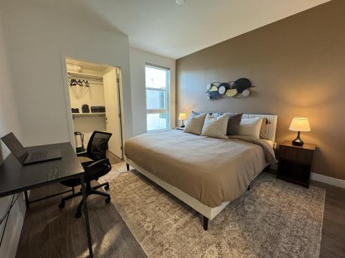 Schlafzimmer mit einem Bett, einem Schreibtisch und einem Laptop in der Unterkunft New Oasis Near Disneyland Pool Gym Free Parking in Tustin