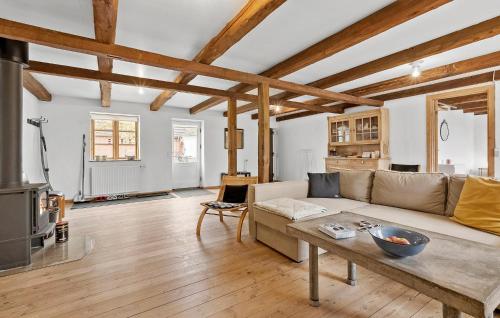 オテルプにある2 Bedroom Gorgeous Apartment In Otterupのソファとテーブルのあるリビングルーム