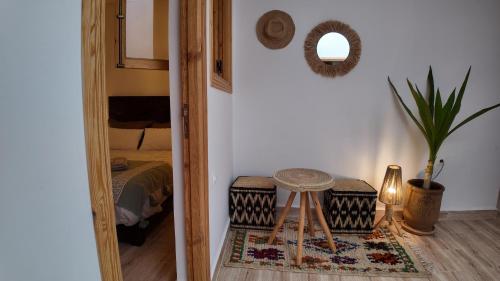 a room with a mirror and a table and a plant at La casa de Oasis in Essaouira