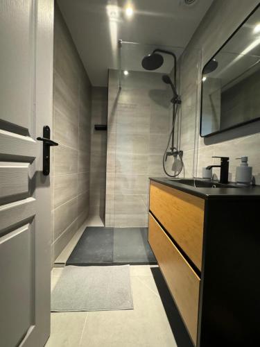 Ένα μπάνιο στο Suite love Squid avec Jacuzzi Privé
