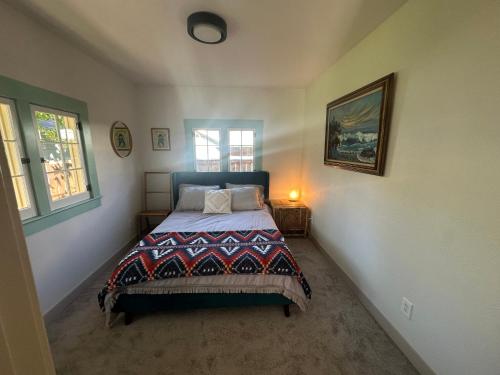 Un dormitorio con una cama con una manta encima. en Ashland Bungalow downtown, en Ashland