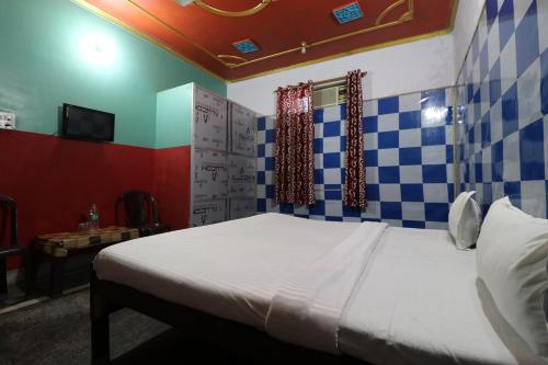 Ένα ή περισσότερα κρεβάτια σε δωμάτιο στο Capital O Honey Hotel