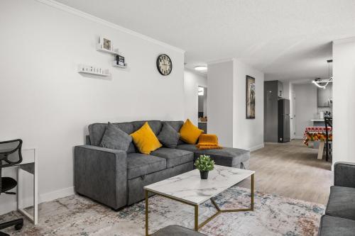 Posezení v ubytování Spacious 5BR Home, 2 Kitchen, 2 Living rooms - 14 Min to Airport, 8 Min to Downtown &Zoo