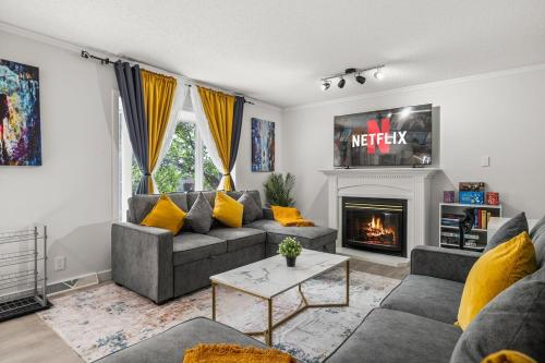 Posezení v ubytování Spacious 5BR Home, 2 Kitchen, 2 Living rooms - 14 Min to Airport, 8 Min to Downtown &Zoo