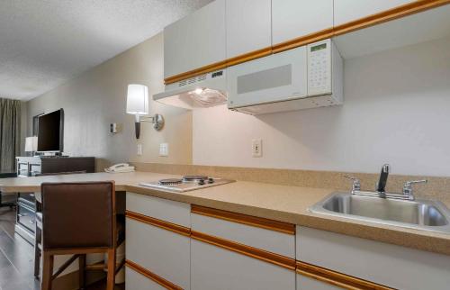 a kitchen with a sink and a microwave at Extended Stay America Suites - Fremont - Fremont Blvd South in Warm Springs District