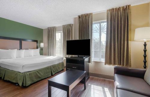 Ένα ή περισσότερα κρεβάτια σε δωμάτιο στο Extended Stay America Suites - Fremont - Fremont Blvd South