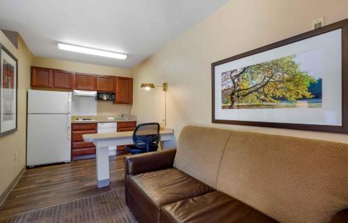 a living room with a couch and a kitchen at Extended Stay America Select Suites - Phoenix - Airport - E Oak St in Phoenix