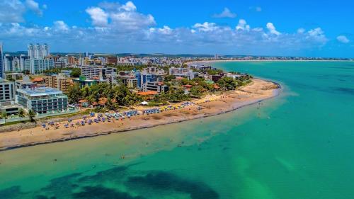widok z lotu ptaka na plażę i ocean w obiekcie Caribessa é Aqui !!! w mieście João Pessoa