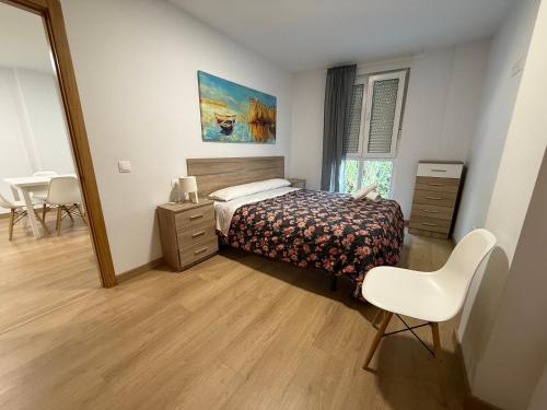 une chambre avec un lit, un miroir et une chaise dans l'établissement SF40 Vut, à Lugo