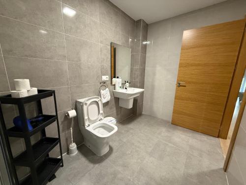 une salle de bain avec toilettes et lavabo dans l'établissement SF40 Vut, à Lugo