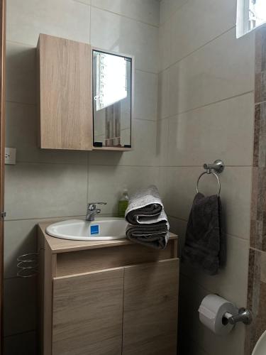 a bathroom with a sink and a mirror at Apartamento familiar en el centro de Pereira in Pereira