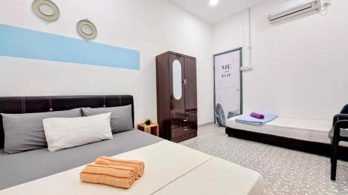 ein Schlafzimmer mit zwei Betten und einem Spiegel in der Unterkunft MediSehat Budget Stay, Near Mount Miriam Cancer Hospital in Tanjung Bungah