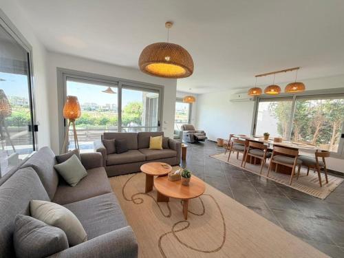 3BR Stylish Poolside Retreat Einbay Resort