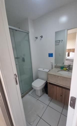 クイアバにあるApartamento FLAT COM VARANDAのトイレ、シャワー、洗面台を備えたバスルーム