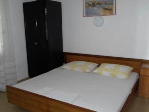 une chambre avec un grand lit blanc avec deux oreillers dans l'établissement Apartments Miki Rogoznica - Comfort Two Bedroom Apartment with Terrace, à Podglavica