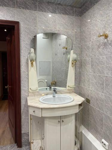 un baño con lavabo y espejo en Comfortable family home with furniture, en La Teste-de-Buch