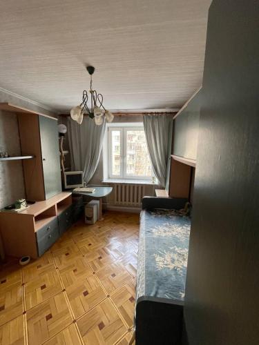 Una sala de estar con una cama y una ventana. en Comfortable family home with furniture, en La Teste-de-Buch