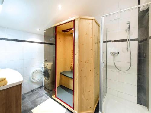 Un baño con ducha, inodoro y lavabo. en Spacious Apartment in Kitzbühel Alps, cleaning included, en Niederau