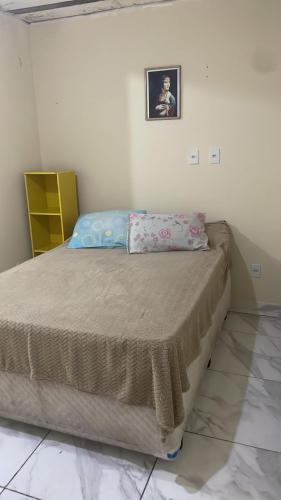 a large bed in a room with at Casa sobrado in Arraial do Cabo