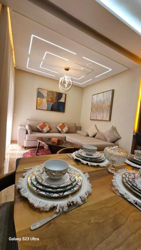 una sala de estar con un sofá y una mesa en Luxury apartment in Essaouira, en Essaouira