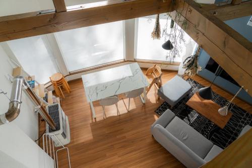 an overhead view of a living room with a table and chairs at ウィステリア in Teshikaga