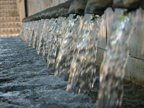 a row of water running down a brick wall at CASA RURAL ALEGRÍA in Caudete de las Fuentes