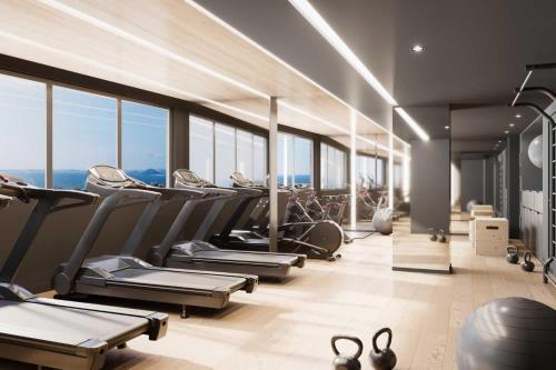 SkyLux Studio Novo e Confortável no Centro في ريو دي جانيرو: صالة ألعاب رياضية بها صفوف من أجهزة المشي والآلات البيضاوية