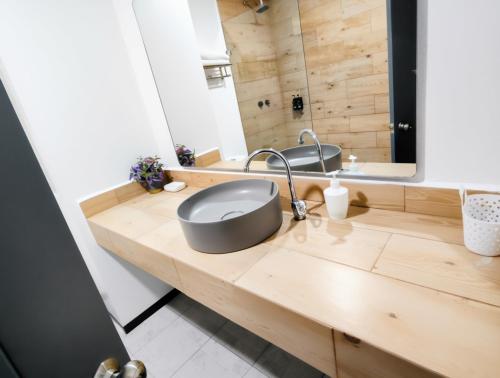 a bathroom with a sink and a mirror at Hotel Ventanas Al Paraiso in Agua Buena
