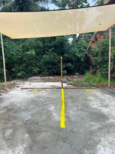 a yellow pole in the middle of a parking lot at Apartamento Reserva Sapiranga in Praia do Forte