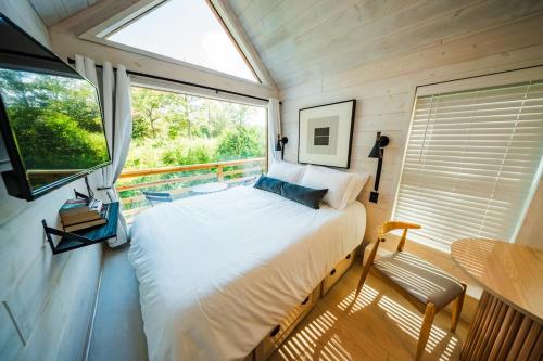 Postel nebo postele na pokoji v ubytování Nordic Couples Cabin W Hot Tub, Sauna, Grill