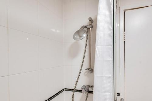 La salle de bains est pourvue d'une douche avec rideau de douche. dans l'établissement Central Oxford Oasis - Close to Colleges and Shops, à Oxford