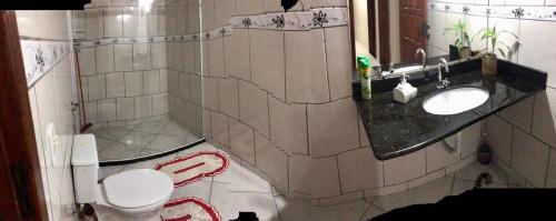 サンタ・テレサにあるRecanto MÃEFILHAのバスルーム(洗面台、トイレ付)